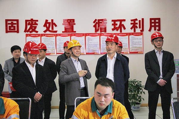 2016年3月，浙江省人大常委會副主任趙光君（右二，時任金華市委書記）來集團調(diào)研水泥窯協(xié)同處置固廢項目，肯定集團在“五水共治”、環(huán)境保護等方面作出的貢獻