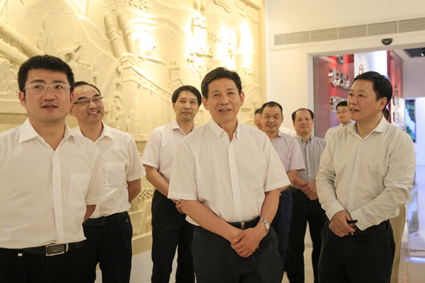 2017年9月，中國建筑材料聯(lián)合會會長喬龍德（中）來集團調(diào)研，充分肯定集團在創(chuàng)新驅(qū)動、綠色發(fā)展、“一帶一路”等方面取得的成績
