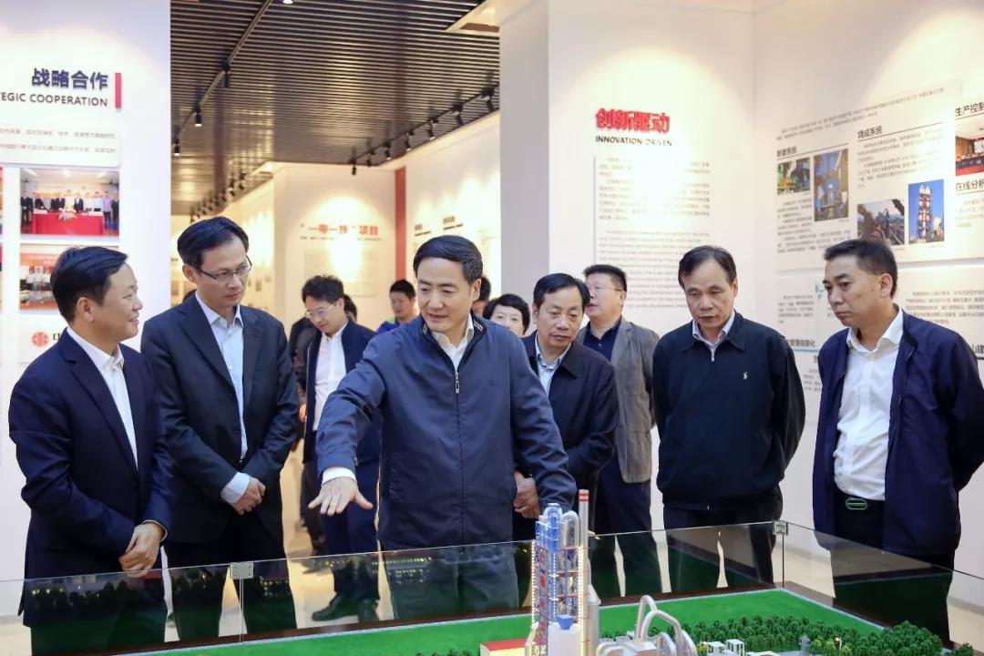 浙江省人大常委會副主任趙光君（左三）看望省人大代表、紅獅集團董事長章小華